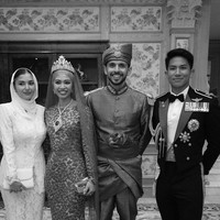Untul acara resepsi, pengantin baru tersebut memilih baju pernikahan bernuansa abu-abu. Putri Fadzilah dari Brunei masih memilih gaun berpotongan mermaid dan veil juga mahkota seperti busna sebelumnya. Tapi kali ini ia menambahkan kalung dan purse yang menambah kesan mewah. Foto: Instagram @tmski