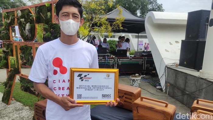 Radio vintage karya anak muda Cianjur jadi merchandise Moto GP Mandalika dan G20.
