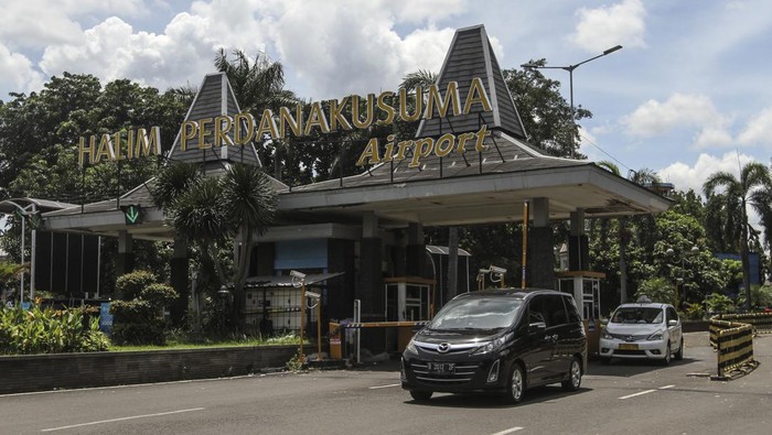 REVITALISASI BANDARA HALIM PERDANAKUSUMA Sejumlah kendaraan keluar dari kawasan bandara di Bandara Halim Perdanakusuma, Jakarta, Senin (24/1/2022). Kementerian Perhubungan (Kemenhub) dan TNI AU akan menutup sementara Bandara Halim Perdanakusuma selama 3,5 bulan mulai dari tanggal 26 Januari 2022 dalam rangka revitalisasi sesuai Perpres nomor 9 tahun 2022. ANTARA FOTO/Asprilla Dwi Adha/hp.