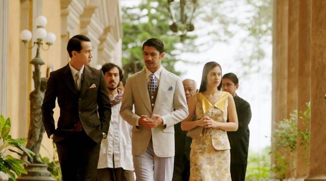 Dalam film Tenggelamnya Kapal Van Der Wijck, Reza Rahardian dipercaya untuk memerankan karakter Aziz. Aziz diceritakan berasal dari keluarga kaya dan terpandang. Aziz kemudian menikah dengan Hayati (Pevita Pearce). Berperan sebagai pemuda kaya yang sombong, Reza selalu tampil mengenakan setelan jas. Foto: Instagram