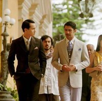 Dalam film Tenggelamnya Kapal Van Der Wijck, Reza Rahardian dipercaya untuk memerankan karakter Aziz. Aziz diceritakan berasal dari keluarga kaya dan terpandang. Aziz kemudian menikah dengan Hayati (Pevita Pearce). Berperan sebagai pemuda kaya yang sombong, Reza selalu tampil mengenakan setelan jas. Foto: Instagram