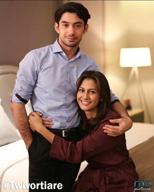 Berbeda dengan perannya saat menjadi Aziz, di dalam film Twivortiare Reza Rahardian justru lebih sering mengenakan kemeja. Memerankan karakter Beno Wicaksono yang merupakan seorang dokter, Reza tampil rapih layaknya orang kantoran. Beno sendiri merupakan suami dari Alexandra (Raihaanun). Namun karena terlalu sibuk dengan pekerjaannya, rumah tanggannya pun jadi mulai bermasalah. Foto: Instagram