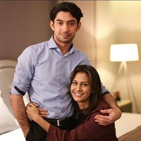 Berbeda dengan perannya saat menjadi Aziz, di dalam film Twivortiare Reza Rahardian justru lebih sering mengenakan kemeja. Memerankan karakter Beno Wicaksono yang merupakan seorang dokter, Reza tampil rapih layaknya orang kantoran. Beno sendiri merupakan suami dari Alexandra (Raihaanun). Namun karena terlalu sibuk dengan pekerjaannya, rumah tanggannya pun jadi mulai bermasalah. Foto: Instagram