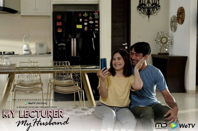 Membintangi serial My Husband My Lecturer sebagai Pak Arya, karakter Reza Rahardian yang satu ini rupanya banyak diidolakan. Arya yang diceritakan menikahi muridnya sendiri, Inggit (Prilly Latuconsina) itu memiliki karakter yang baik, romantis, tulus, dan bertanggung jawab. Tak hanya itu saja, Arya juga cukup pandai mengatur emosi. Nggak heran jika banyak yang mengidolakan peran Reza Rahardian dalam serial ini. Foto: Instagram