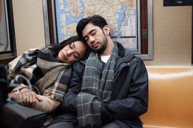 Berlokasi di Amerika, penampilan Reza Rahardian saat membintangi film Critical Eleven juga tak kalah mencuri perhatian. Dalam film tersebut Reza Rahardian berperan sebagai Ale, suami dari Anya (Adinia Wirasti). Ale digambarkan sebagai pria pekerja keras, suka membaca buku, dan kerap berpenampilan santai. Terkadang Ale juga bisa menjadi cuek dan kurang peka. Foto: Instagram