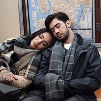 Berlokasi di Amerika, penampilan Reza Rahardian saat membintangi film Critical Eleven juga tak kalah mencuri perhatian. Dalam film tersebut Reza Rahardian berperan sebagai Ale, suami dari Anya (Adinia Wirasti). Ale digambarkan sebagai pria pekerja keras, suka membaca buku, dan kerap berpenampilan santai. Terkadang Ale juga bisa menjadi cuek dan kurang peka. Foto: Instagram