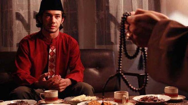 Reza Rahardian juga sempat berperan dalam film Perempuan Berkalung Sorban. Dalam film tersebut Reza menjadi seorang anak dari Kiai.  Walaupun terlihat berpenampilan seperti pria yang baik dan ramah, namun ternyata dalam film tersebut Reza diceritakan sebagai sosok suami yang kejam dan tidak bertanggung jawab pada istrinya. Foto: Instagram