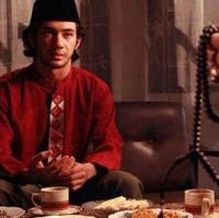 Reza Rahardian juga sempat berperan dalam film Perempuan Berkalung Sorban. Dalam film tersebut Reza menjadi seorang anak dari Kiai.  Walaupun terlihat berpenampilan seperti pria yang baik dan ramah, namun ternyata dalam film tersebut Reza diceritakan sebagai sosok suami yang kejam dan tidak bertanggung jawab pada istrinya. Foto: Instagram