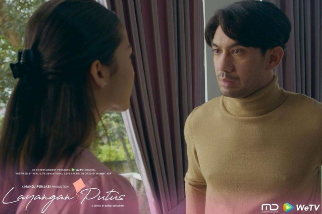 Layangan Putus merupakan salah satu serial yang dibintangi oleh Reza Rahardian. Dalam serial yang tayang di WeTV itu Reza berperan sebagai Aris, suami Kinan (Putri Marino). Diceritakan bahwa Aris memiliki sifat yang manipulatif dan tidak setia. Perannya dalam serial itu pun seringkali membuat netizen menjadi kesal karena melihat tingkahnya yang selalu membohongi sang istri dan berselingkuh. Foto: Instagram