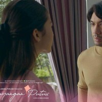 Layangan Putus merupakan salah satu serial yang dibintangi oleh Reza Rahardian. Dalam serial yang tayang di WeTV itu Reza berperan sebagai Aris, suami Kinan (Putri Marino). Diceritakan bahwa Aris memiliki sifat yang manipulatif dan tidak setia. Perannya dalam serial itu pun seringkali membuat netizen menjadi kesal karena melihat tingkahnya yang selalu membohongi sang istri dan berselingkuh. Foto: Instagram