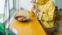 Ririe kembali mencuri perhatian setelah tampil di konten video milik Maia Estianty. Ibu 2 anak ini menceritakan bagaimana kisah percintaannya yang berliku itu. Foto: Instagram @ririe_fairus