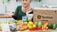 Wanita cantik ini menjadi cukup terkenal di media sosial Instagram. Ia banyak mengunggah posenya bersama makanan dan minuman. Foto: Instagram @ririe_fairus