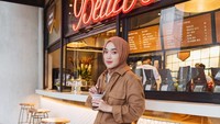 Pose Cantik Ririe Fairus Saat Belanja dan Ngopi di Kafe