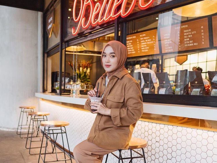Pose Cantik Ririe Fairus Saat Belanja dan Ngopi di Kafe