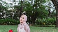 Selain ke kafe, Ririe juga pernah piknik cantik di sebuah aman. Ia menyiapkan buah-buahan segar dan roti untuk disantap. Foto: Instagram @ririe_fairus