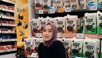 Pose kerennya di Supermarket juga kembali ia bagikan. Saat itu Ririe duduk di depan rak rumput laut kering. Foto: Instagram @ririe_fairus