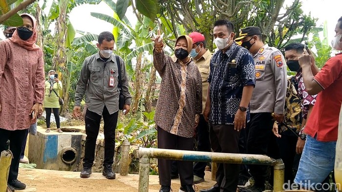 Risma saat berkunjung ke lokasi banjir bandang di Dukuh Kranji, Kelurahan Kedungwuni Timur, Kecamatan Kedungwuni, Selasa (25/1/2022).