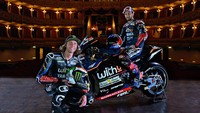 Dua pebalap RNF Yamaha, Darryn Binder dan Andrea Dovizioso juga hadir dalam peluncuran livery anyar tersebut. Foto: Dok. MotoGP