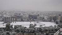Salju turun dengan lebat dan cepat sepanjang hari di pusat Athena, mengendap di kuil-kuil marmer Acropolis kuno. Kesibukan diperkirakan akan berlanjut selama beberapa hari ke depan di Istanbul dan Yunani. (AP/Thanassis Stavrakis)