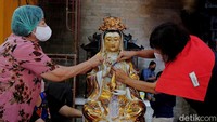 Ritual pencucian patung dewa serta bersih-bersih tersebut dilakukan dalam rangka menyambut perayaan Tahun Baru Imlek 2573 Kongzili pada 1 Februari 2022 mendatang.