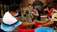 Patung-patung dewa itu dicuci menggunakan sabun.