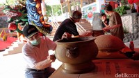 Selain patung dewa, sejumlah ornamen di wihara tersebut juga dibersihkan.