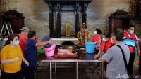 Warga keturunan Tionghoa juga mendekorasi ruangan Wihara Amurva Bhumi.