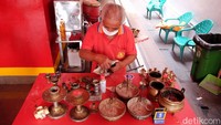 Pernak-pernih wihara juga dibersihkan menggunakan kain.