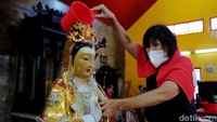 Warga keturunan Tionghoa melaksanakan ritual mencuci patung dewa di Wihara Amurva Bhumi, Jl Dr. Satrio, Karet Semanggi, Jakarta, Selasa (25/1/2022).
