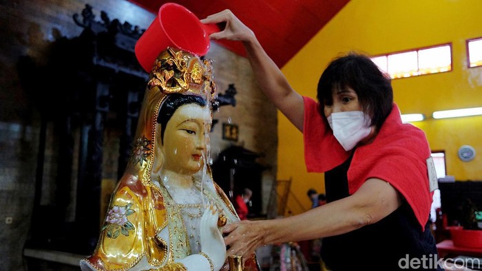 Jelang perayaan Imlek yang jatuh Senin pekan depan, Wihara Amurva Bhumi Jakarta sudah melakukan berbagai persiapan. Patung-patung dewa di wihara dibersihkan.