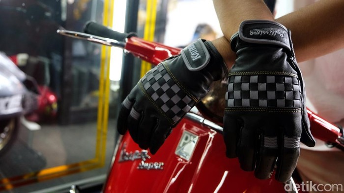 Presiden Jokowi mengenakan outfit buatan dalam negeri saat menjajal sirkuit Mandalika Lombok untuk persiapan MotoGP. Nah, sarung tangan yang dipakai Jokowi rupanya dijual bengkel Vespa di Tangsel lho.