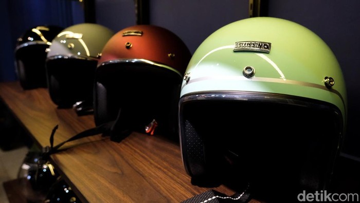 Sarung Tangan yang Dipakai Jokowi di Mandalika Ada di Sini Lho Presiden Jokowi mengenakan outfit buatan dalam negeri saat menjajal sirkuit Mandalika Lombok untuk persiapan MotoGP. Nah, sarung tangan yang dipakai Jokowi rupanya dijual bengkel Vespa di Tangsel lho.