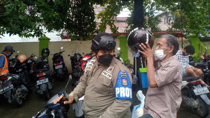 Satpol PP Makassar jemput Lansia untuk divaksin. (dok. Istimewa)