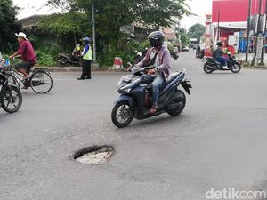 Awas! Jalan Berlubang Depan SMAN 7 Solo, Makan Korban Tiap Hari