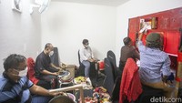 Dalang yang memainkan Wayang Potehi berasal dari Surabaya yaitu Dalang Subur, Kali ini ia membawakan kisah Sie Jin Koei.