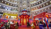 Pengunjung menyaksikan pertunjukkan Wayang Potehi di Ciputra Mall, Jakarta, Selasa (25/1/2022).