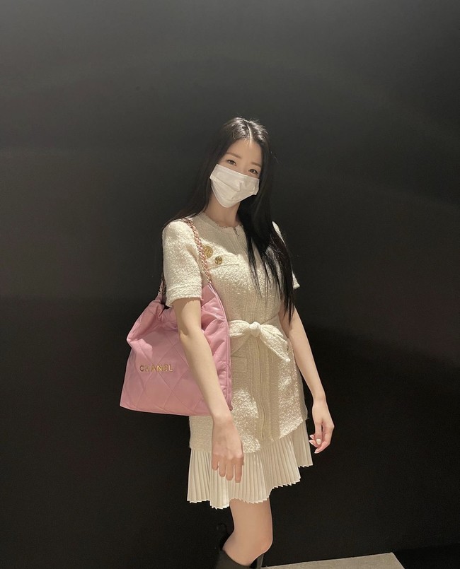 Shin Ji Yeon dikenal dengan gaya berpakaiannya yang feminim. Salah satu episode Single’s Inferno menampilkannya memakai kostum renang lengan panjang. Foto: dok. Instagram @jiiiyeonie__