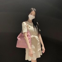 Shin Ji Yeon dikenal dengan gaya berpakaiannya yang feminim. Salah satu episode Single’s Inferno menampilkannya memakai kostum renang lengan panjang. Foto: dok. Instagram @jiiiyeonie__