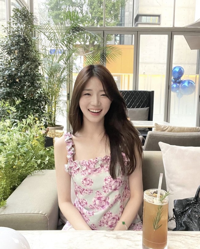 Menanggapi rumor tersebut, Shin Ji Yeon menegaskan dia tidak memakai bantalan pinggul. Lewat unggahan videonya, pemilik kanal YouTube SHIN JIYEON itu mengatakan bahwa pinggulnya memang lebar. Foto: dok. Instagram @jiiiyeonie__