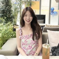 Menanggapi rumor tersebut, Shin Ji Yeon menegaskan dia tidak memakai bantalan pinggul. Lewat unggahan videonya, pemilik kanal YouTube SHIN JIYEON itu mengatakan bahwa pinggulnya memang lebar. Foto: dok. Instagram @jiiiyeonie__