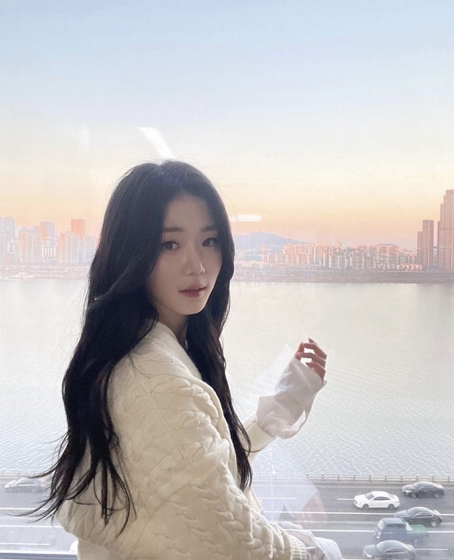 Selain Song Jia, ada Shin Ji Yeon yang mencuri perhatian di acara perjodohan Netflix ‘Single’s Inferno’. Baru-baru ini, dia memberikan klarifikasi terkait dugaan memakai hip pads untuk membuat garis pinggulnya terlihat jelas selama acara. Foto: dok. Instagram @jiiiyeonie__