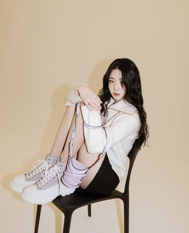 “Setelah Single’s Inferno dirilis, semua orang bertanya apakah aku memakai bantalan pinggul. Aku tidak memakainya. Pinggulku memang lebar,” tegas Shin Ji Yeon. Foto: dok. Instagram @jiiiyeonie__