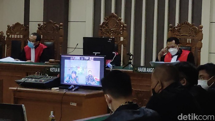 Sidang perdana Bupati Banjarnegara secara daring di PN Tipikor.