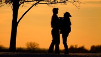 Sepasang kekasih menikmati suasana sunset di Kansas, AS (16/1/2022).(AP Photo/Charlie Riedel)