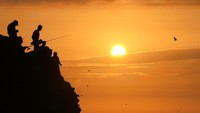Siluet pemancing di Pantai Herradura, Lima, Peru (15/1/2022). (AP Photo/Martin Mejia)