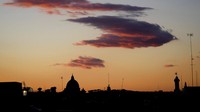 Kubah Gereja St. Peter terlihat di kejauhan saat matahari tenggelam di Roma, Italia, (24/1/2022). (AP Photo/Andrew Medichini)