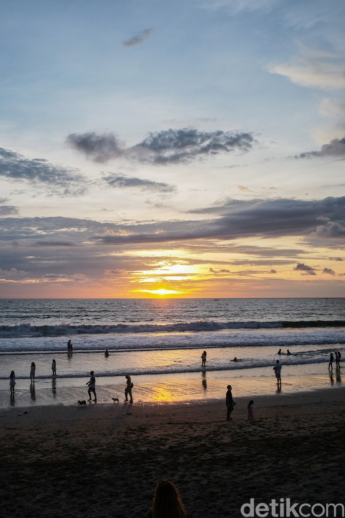 Siluet Para Pencari Senja Pemandangan langit selepas petang memberi pesan. Hari telah selesai dan bersiap menuju malam. Transisi ini memberi keajaiban visual yang sedap diilihat.