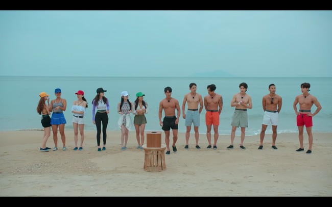 Saat yang lain memakai baju renang terbuka, Shin Ji Yeon menjadi satu-satunya kontestan dengan baju renang tertutup. Netizen Korea pun tercengang melihat garis pinggulnya yang terlihat sempurna. Foto: dok. Netflix