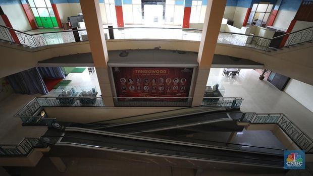 Suasana hening di Great Western Grand Serpong Mall di kawasan Serpong, Tangerang, Banten, Selasa (25/1/2022).   Pusat perbelanjaan ini ditinggalkan pengunjungnya. Selain itu, buruknya pengelolaan menjadi salah satu penyebab pusat perbelanjaan ditinggalkan juga oleh penyewanya. Ketika memasuki mal, pengunjung langsung diperlihatkan dengan eskalator mati (tak berfungsi) dan tak layak digunakan. Deretan ruko kosong semua tertutup rapat sedangkan meja kursi dibereskan diluar ruko yang tertutup. Menurut beberapa petugas dan karyawan food court mengatakan 