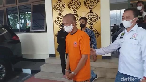 MA, seorang mantan guru honorer asal Garut, diamankan polisi lantaran nekat membakar sekolah tempat mengajarnya dulu lantaran gajinya tak dibayar.